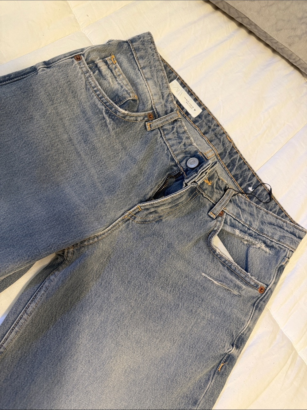 Zara low rise Light Wash Distressed Women’s Jeans size 4